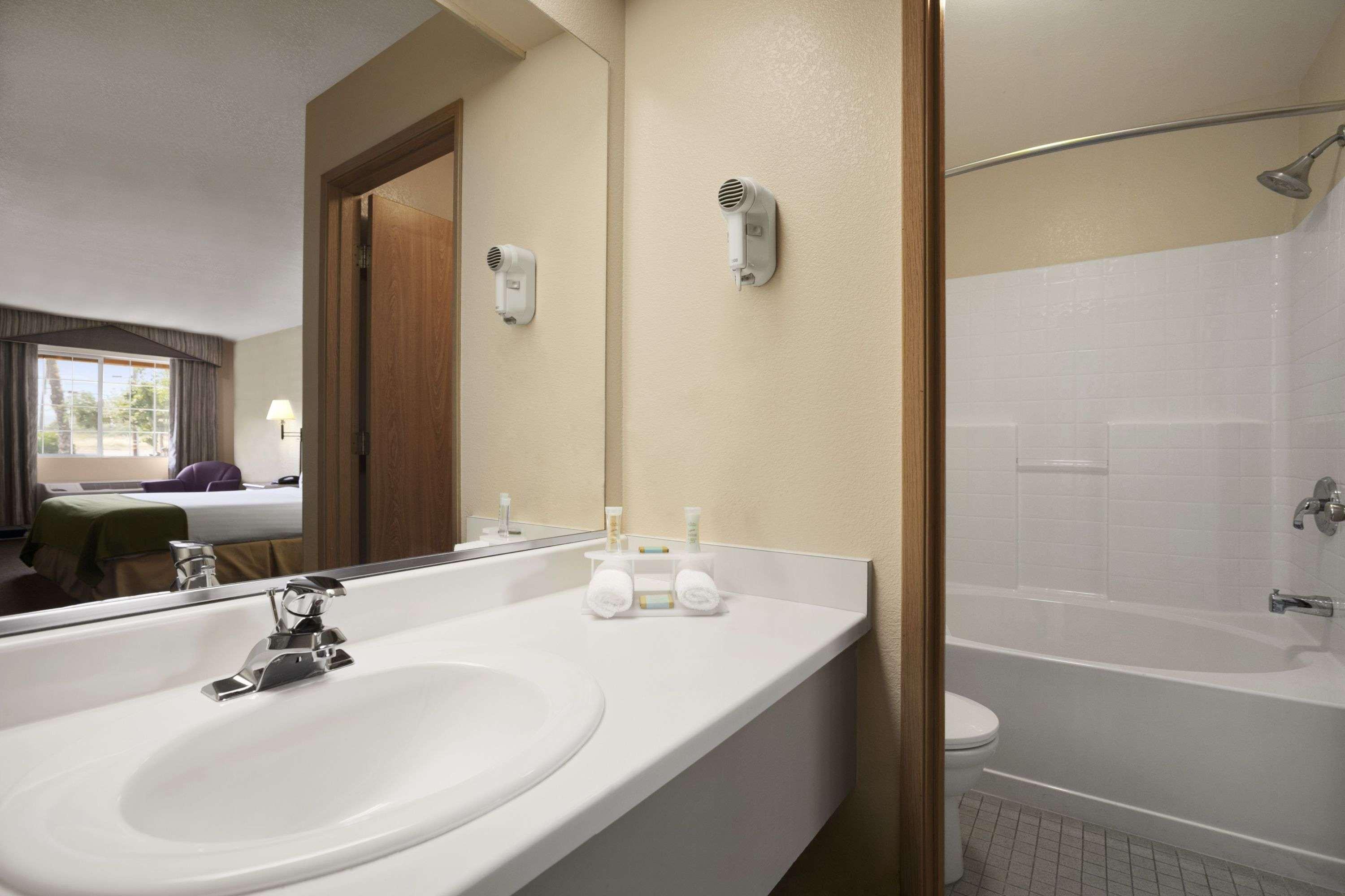 Surestay Hotel By Best Western Юкайа Экстерьер фото