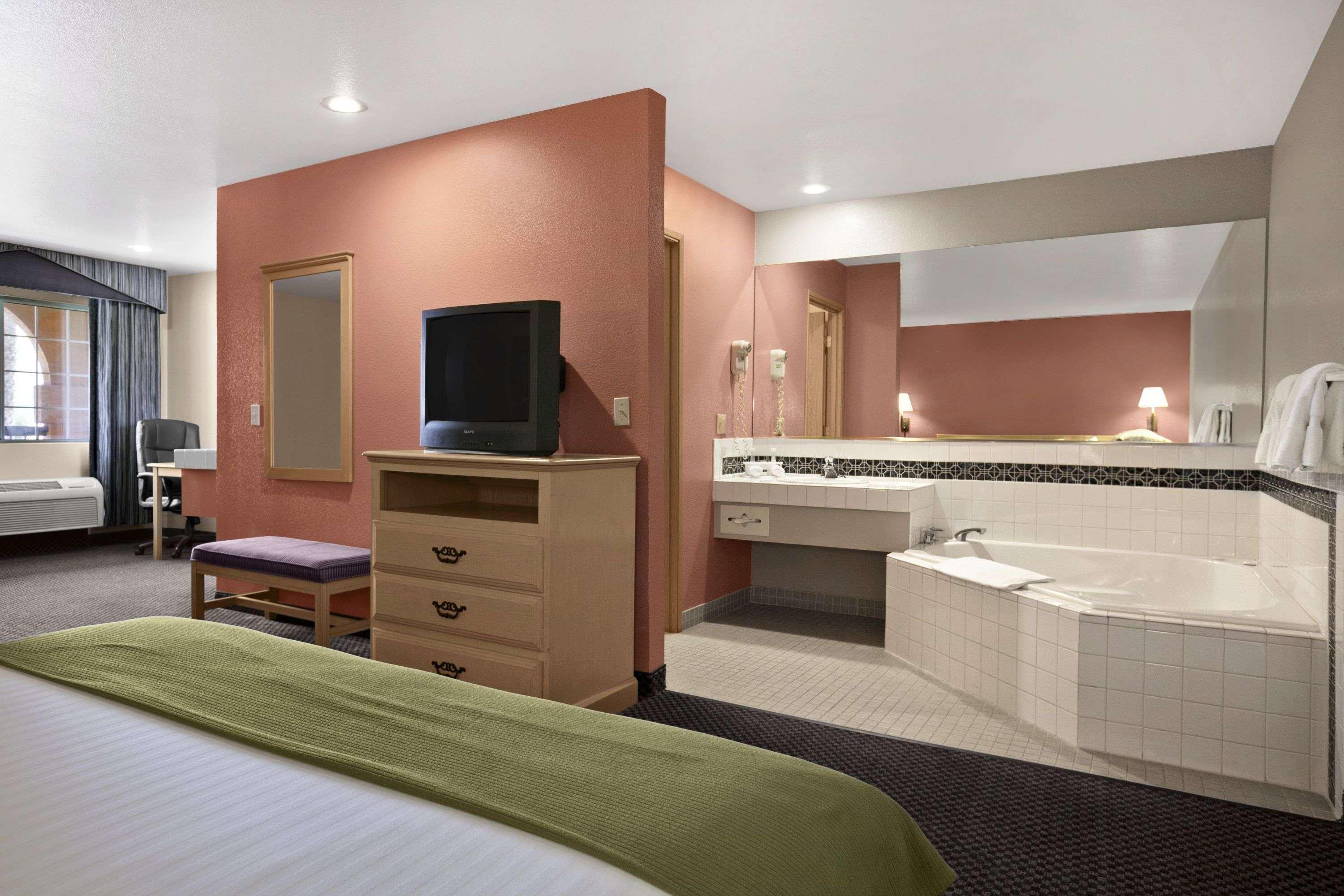 Surestay Hotel By Best Western Юкайа Экстерьер фото